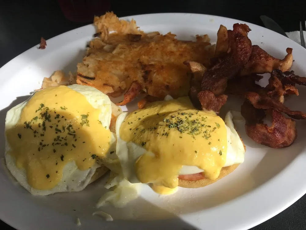 Eggs Benedict Crispy Bacon