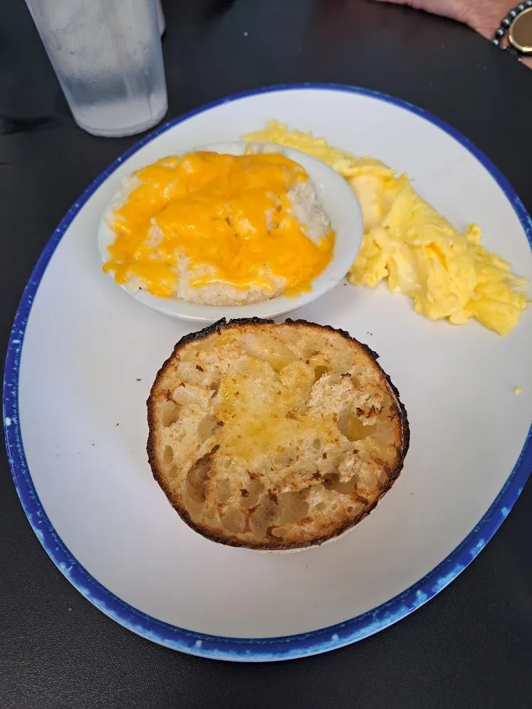 Scrambled Eggs & Grits